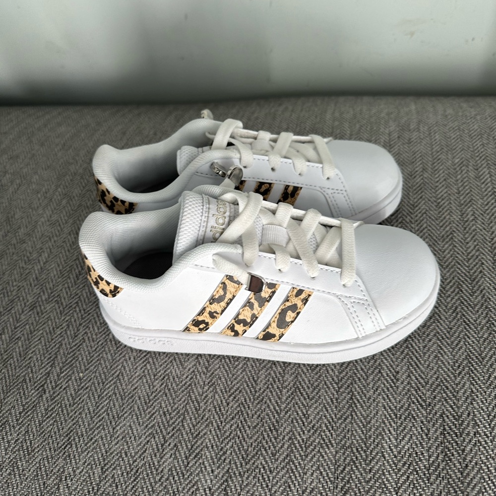 New adidas leopard cheetah stripe girls sneakers size 11